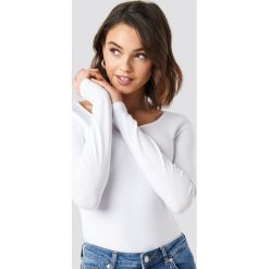 NA-KD Basic Basic Fitted LS Top - White. Białe topy damskie marki NA-KD Basic, bez wzorów, bez kołnierzyka. Za 72,95 zł.