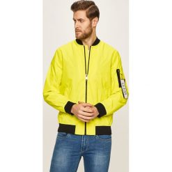 Guess Jeans - Kurtka bomber. Żółte płaszcze męskie Guess Jeans, s, z aplikacjami, z elastanu, krótkie, bez kaptura. W wyprzedaży za 539,90 zł.