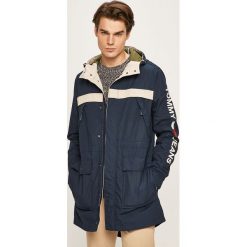 Tommy Jeans - Parka. Niebieskie płaszcze męskie Tommy Jeans, s, bez wzorów, z bawełny, długie, z kapturem. Za 999,90 zł.