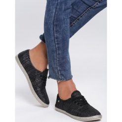Czarne Tenisówki Pansy. Czarne trampki i tenisówki damskie Renee, bez wzorów, na sznurówki. Za 29,99 zł.