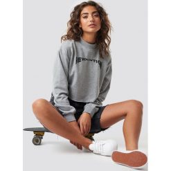 Astrid Olsen x NA-KD Krótka bluza Revolution - Grey. Szare bluzy damskie Astrid Olsen x NA-KD, z krótkim rękawem, krótkie. Za 121,95 zł.