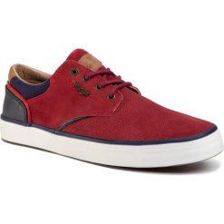 Tenisówki WRANGLER - Monument Suede WM01003A Red 087. Czerwone półbuty męskie Wrangler, bez wzorów, z zamszu, klasyczne, bez zapięcia. Za 289,00 zł.