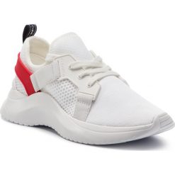 Sneakersy CALVIN KLEIN - Urbi E4485 White/Cherry. Białe półbuty damskie Calvin Klein, na co dzień, bez wzorów, ze skóry ekologicznej, bez obcasa, na płaskiej podeszwie, bez zapięcia. W wyprzedaży za 379,00 zł.