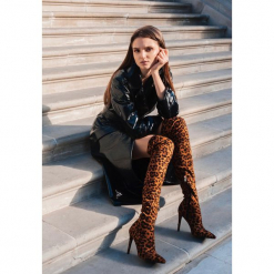 Panterkowe Kozaki Wild Cheetah. Szare buty zimowe damskie marki other, z materiału, ze szpiczastym noskiem, na wysokim obcasie, na szpilce. Za 219,99 zł.
