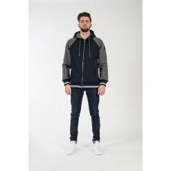 Bluza w kolorze granatowo-szarym. Szare bluzy męskie American College, xs, z aplikacjami, z materiału, z kapturem, bez rękawów, bez kaptura. W wyprzedaży za 132,95 zł.