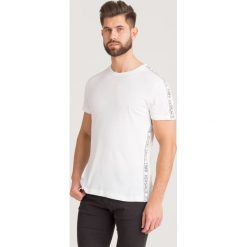 T-SHIRT Versace Jeans. Białe t-shirty męskie xxl, z bawełny, z okrągłym kołnierzem. Za 255,00 zł.