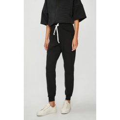 Reebok - Spodnie. Czarne spodnie damskie Reebok, s, z elastanu. W wyprzedaży za 199,90 zł.