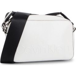 Torebka CALVIN KLEIN - Edged Camera Bag S K60K605117 107. Białe listonoszki damskie Calvin Klein, na co dzień, bez wzorów, ze skóry ekologicznej, eleganckie, bez dodatków. W wyprzedaży za 269,00 zł.