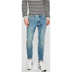 Wrangler - Jeansy. Niebieskie jeansy męskie Wrangler, z aplikacjami. W wyprzedaży za 199,90 zł.
