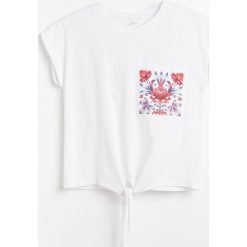 T-shirt z nadrukiem i wiązaniem - Biały. Białe t-shirty damskie Reserved, xl, z nadrukiem, bez kołnierzyka. Za 39,99 zł.