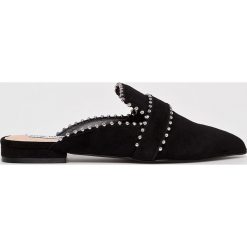 Steve Madden - Klapki Wind. Czarne klapki damskie Steve Madden, bez wzorów, ze skóry, bez obcasa, na obcasie. W wyprzedaży za 199,90 zł.