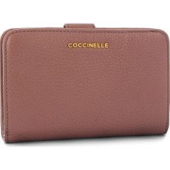 Duży Portfel Damski COCCINELLE - CW5 Metallic Soft E2 CW5 11 67 01 Dark Pivoine P03. Fioletowe portfele damskie Coccinelle, ze skóry. Za 549,90 zł.