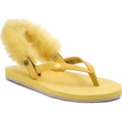 Sandały UGG - W Laalaa 1090387 W/Lyll. Żółte klapki damskie Ugg, bez wzorów, ze skóry ekologicznej, bez obcasa. W wyprzedaży za 149,00 zł.