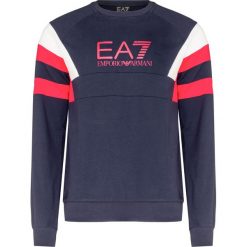 Bluza EA7 EMPORIO ARMANI. Niebieskie bluzy męskie EA7 Emporio Armani, z nadrukiem, z bawełny, sportowe, z kontrastowym kołnierzykiem, bez rękawów, bez kaptura. Za 480,00 zł.