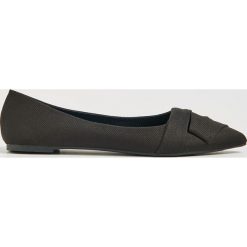 Baleriny - Czarny. Czarne baleriny damskie Sinsay, bez wzorów, bez obcasa. Za 19,99 zł.