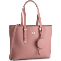 Torebka TOMMY HILFIGER - Modern Hardware Med Tote AW0AW06918 675. Różowe torebki klasyczne damskie TOMMY HILFIGER, bez wzorów, ze skóry ekologicznej, klasyczne, bez dodatków. Za 749,00 zł.