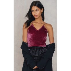 NA-KD Party Aksamitny top na wąskich ramiączkach - Red. Czerwone topy damskie NA-KD Party, bez wzorów, z elastanu, bez kołnierzyka. W wyprzedaży za 19,48 zł.