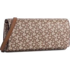 Torebka DKNY - Bryant Wallet On String R835J622 Chino Logo/Vic CVU. Pomarańczowe chinosy damskie DKNY, bez wzorów, ze skóry ekologicznej, bez dodatków. W wyprzedaży za 369,00 zł.