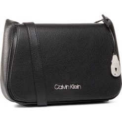 Torebka CALVIN KLEIN - Neat Saddle Bag K60K606427 BAX. Czarne listonoszki damskie Calvin Klein, bez wzorów, ze skóry ekologicznej, bez dodatków. W wyprzedaży za 309,00 zł.