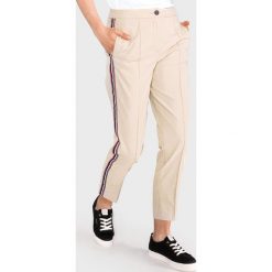 Tommy Hilfiger Spodnie Beżowy. Brązowe spodnie damskie TOMMY HILFIGER, xs, bez wzorów, z bawełny. Za 602,95 zł.