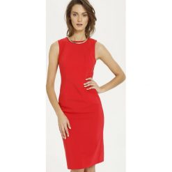 Sukienka damska gładka. Czerwone sukienki damskie Top Secret, do pracy, bez wzorów, eleganckie, z klasycznym kołnierzykiem, bez rękawów, midi, dopasowane. W wyprzedaży za 69,99 zł.