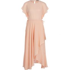 Sukienka letnia TwinSet 191TT2079. Różowe sukienki damskie Twinset, na lato, bez wzorów, z jedwabiu, bez kołnierzyka, bez rękawów. W wyprzedaży za 649,00 zł.