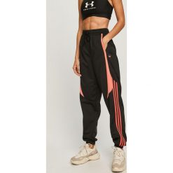 Adidas Originals - Spodnie. Czarne spodnie dresowe damskie adidas Originals, z poliesteru. Za 229,90 zł.