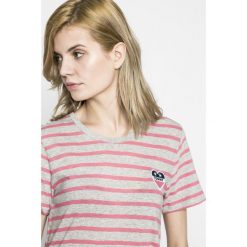 Tommy Jeans - Top. Szare bluzki damskie marki Tommy Jeans, s, z bawełny, casualowe, z dekoltem w łódkę, z krótkim rękawem. W wyprzedaży za 119,90 zł.