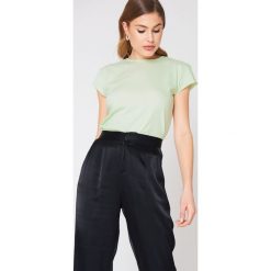 NA-KD Basic T-shirt z surowym wykończeniem - Green. Zielone t-shirty damskie marki NA-KD Basic, bez wzorów, z bawełny, z okrągłym kołnierzem. W wyprzedaży za 20,47 zł.