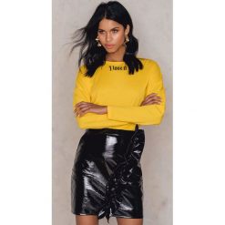 NA-KD Party Lakierowana spódnica z falbaną - Black. Czarne spódniczki damskie NA-KD Party, na imprezę, bez wzorów, ze skóry, mini. Za 202,95 zł.