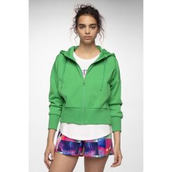 Bluza damska BLD401 - zielony. Zielone bluzy damskie xs, bez wzorów, z dzianiny, z krótkim rękawem, krótkie, z kapturem. W wyprzedaży za 79,99 zł.