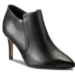 Botki CLARKS - Dinah Spice 261267064 Black Leather. Czarne buty zimowe damskie marki Clarks, z materiału, na obcasie. W wyprzedaży za 299,00 zł.