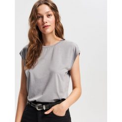 Luźny T-shirt - Jasny szar. Szare t-shirty damskie marki Reserved, s, bez wzorów, bez kołnierzyka. Za 49,99 zł.