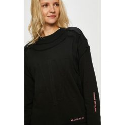 Armani Exchange - Bluza. Czarne bluzy damskie z nadrukiem marki Armani Exchange, s, z bawełny, bez kaptura. W wyprzedaży za 359,90 zł.