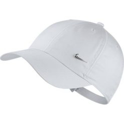 CZAPKA HERITAGE 86 METAL SWOOSH. Białe czapki męskie Nike, na lato, w paski, z materiału, klasyczne. Za 49,99 zł.