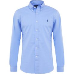 Polo Ralph Lauren SLIM FIT Koszula periwinkle blue. Szare koszule męskie slim marki Polo Ralph Lauren, l, z bawełny, button down, z długim rękawem. Za 509,00 zł.