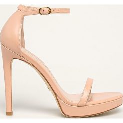 Stuart Weitzman - Szpilki skórzane NUDIST DISCO. Różowe sandały damskie Stuart Weitzman, bez wzorów, ze skóry, z okrągłym noskiem, bez obcasa, na obcasie, na klamry. Za 1829,00 zł.