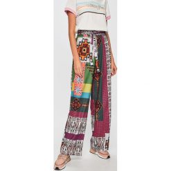 Desigual - Spodnie. Zielone spodnie damskie Desigual, s, bez wzorów, z poliesteru, casualowe. W wyprzedaży za 219,90 zł.