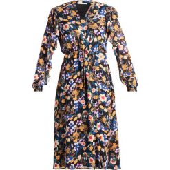 Gestuz FALLY Sukienka letnia multi black. Czarne sukienki damskie marki Gestuz, na lato, bez wzorów, z poliesteru, bez kołnierzyka, bez rękawów. W wyprzedaży za 519,35 zł.