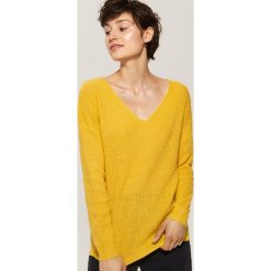 Sweter z dekoltem w serek - Żółty. Żółte swetry klasyczne damskie marki House, l, z dekoltem w serek. Za 69,99 zł.