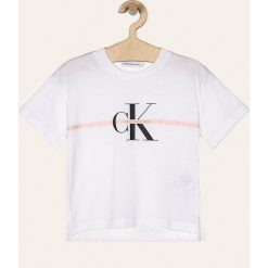 Calvin Klein Jeans - T-shirt dziecięcy 116-176 cm. Białe bluzki dziewczęce Calvin Klein Jeans, z nadrukiem, z bawełny, z okrągłym kołnierzem, z krótkim rękawem, krótkie, bez kaptura. Za 179,90 zł.