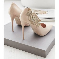 Beżowe Szpilki Charming Bouquet. Brązowe szpilki Renee, ze szpiczastym noskiem. Za 79,99 zł.