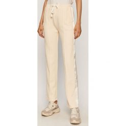 Scotch & Soda - Spodnie. Białe spodnie damskie Scotch & Soda, s, z aplikacjami, z bawełny. Za 469,90 zł.