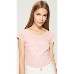 T-shirty damskie: Bawełniana koszulka z napisem - Różowy