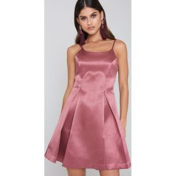 Sukienki hiszpanki: Glamorous Sukienka na ramiączkach z plisami – Pink