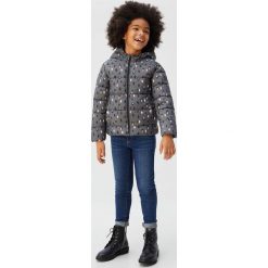 Mango Kids - Kurtka 110 - 164 cm. Czarne kurtki dziewczęce z poliesteru, krótkie. W wyprzedaży za 59,90 zł.