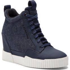 Sneakersy G-STAR RAW - Rackam Wedge Sneaker D12456-8936-6486 Dk Saru Blue. Niebieskie półbuty damskie marki G-Star RAW, bez wzorów, ze skóry ekologicznej, retro, bez obcasa, na koturnie, bez zapięcia. Za 559,00 zł.