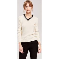 Kaszmirowy sweter w kolorze białym. Białe swetry damskie ZOCHA, s, z kaszmiru. W wyprzedaży za 379,95 zł.