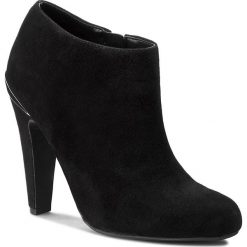Botki GUESS - Lark FLLAK4 SUE09 BLACK. Czarne botki damskie zamszowe marki Guess. W wyprzedaży za 499,00 zł.