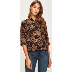 Vero Moda - Koszula. Białe bluzki damskie Vero Moda, na co dzień, s, bez wzorów, z wiskozy, klasyczne, z klasycznym kołnierzykiem, z długim rękawem. W wyprzedaży za 69,90 zł.